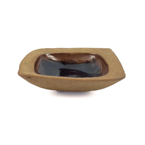 470 - Janet LEACH (1918-1997) A square stoneware bowl with tenmoku glaze to the interior. Impressed person... 