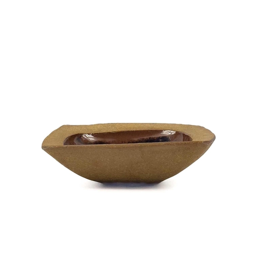 470 - Janet LEACH (1918-1997) A square stoneware bowl with tenmoku glaze to the interior. Impressed person... 