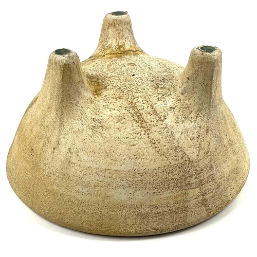 478 - Janet LEACH (1918-1997) A stoneware tripod bowl Impressed personal and Leach Pottery seal. Height: 1... 