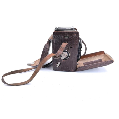 103 - A Rolleiflex DRP DRGM Compur Rapid camera. Together with various Rolleiflex accessories, parts and m... 