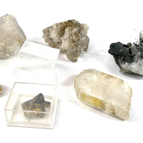 150 - A collection of mineral specimens. Including various types of quartz. (14)