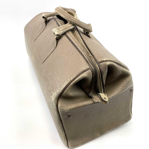 1610 - An Australian pig skin Gladstone type bag. Pre 1940s