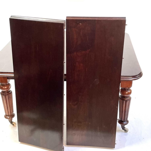 1894 - A Victorian mahogany extending dining table. With wind-out mechanism and fitted with two additional ... 