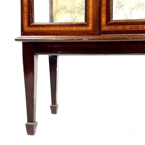 1927 - An Edwardian mahogany and satinwood inlaid display cabinet. With arched top and with three adjustabl... 