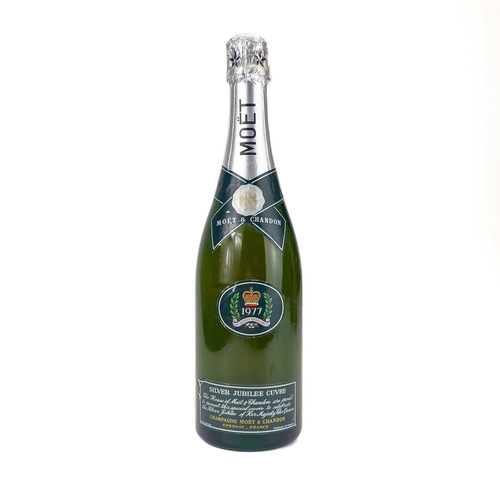 285 - A bottle of Moet & Chandon 1977 Silver Jubilee Cuvee champagne. Volume unstated.