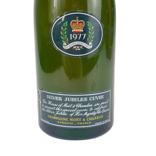 285 - A bottle of Moet & Chandon 1977 Silver Jubilee Cuvee champagne. Volume unstated.