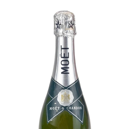 285 - A bottle of Moet & Chandon 1977 Silver Jubilee Cuvee champagne. Volume unstated.