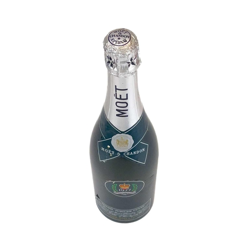 285 - A bottle of Moet & Chandon 1977 Silver Jubilee Cuvee champagne. Volume unstated.