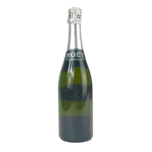 285 - A bottle of Moet & Chandon 1977 Silver Jubilee Cuvee champagne. Volume unstated.