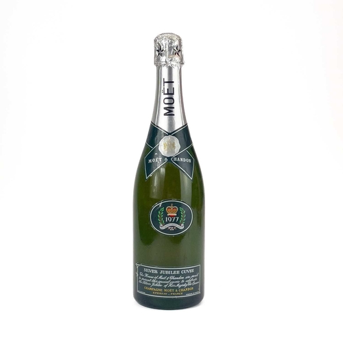 285 - A bottle of Moet & Chandon 1977 Silver Jubilee Cuvee champagne. Volume unstated.