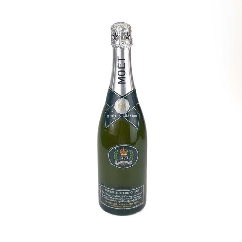 285 - A bottle of Moet & Chandon 1977 Silver Jubilee Cuvee champagne. Volume unstated.