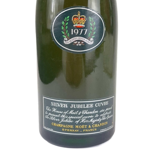 286 - A bottle of Moet & Chandon 1977 Silver Jubilee Cuvee champagne. Volume unstated.