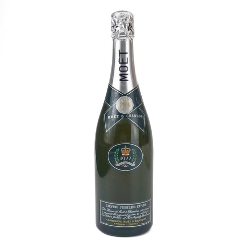 286 - A bottle of Moet & Chandon 1977 Silver Jubilee Cuvee champagne. Volume unstated.