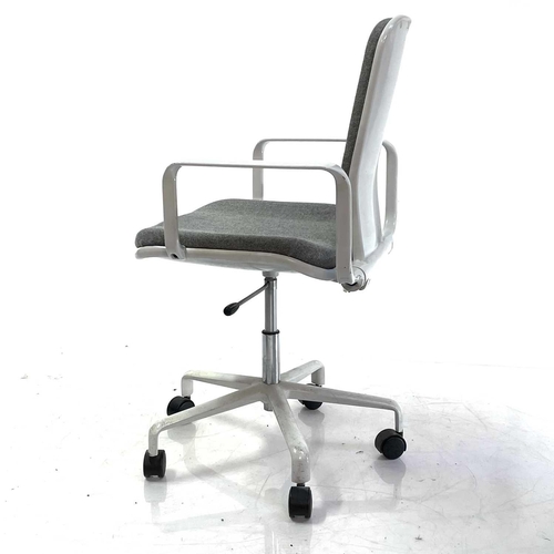 525 - Fred Scott for Hille a set of three ergonomic swivel office chairs. With padded backs and seats on p... 