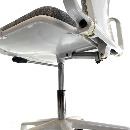 525 - Fred Scott for Hille a set of three ergonomic swivel office chairs. With padded backs and seats on p... 