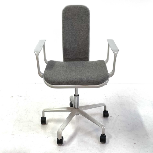 525 - Fred Scott for Hille a set of three ergonomic swivel office chairs. With padded backs and seats on p... 