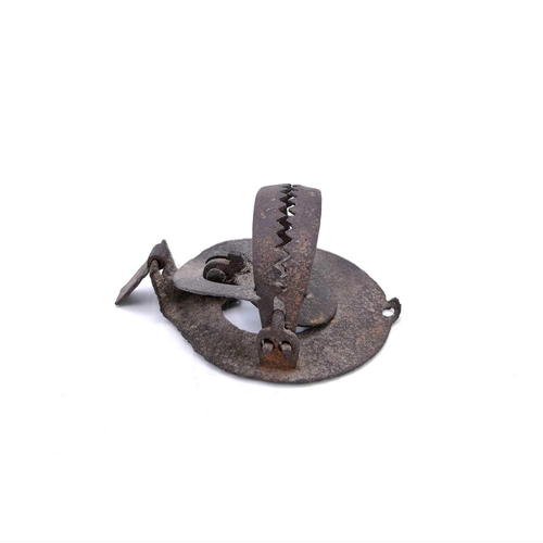 65 - A rare Victorian iron small pole or 'Kingfisher' trap, diameter of base 7cm .