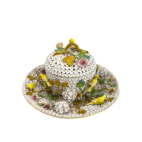 802 - A Meissen schneeballen ecuelle, cover and stand. 19th century, applied with typical flowerheads and ... 