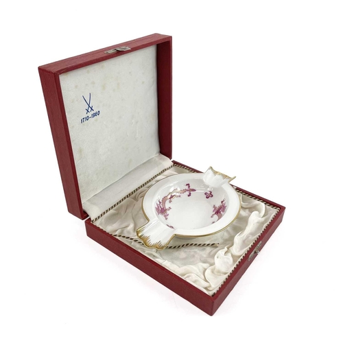 835 - A Meissen porcelain ashtray, cased. Painted and gilt with dragons, 1960 commemorative mark, width 14... 