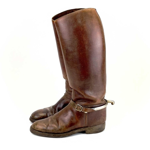 84 - A pair of tan leather Cavalry riding boots with spurs. Outer sole size 28.5cm height 45cm.