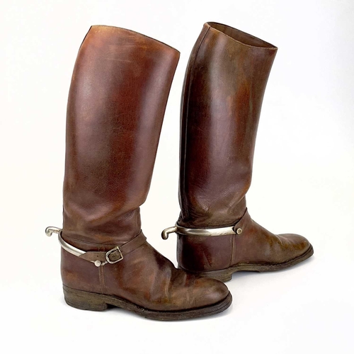 84 - A pair of tan leather Cavalry riding boots with spurs. Outer sole size 28.5cm height 45cm.