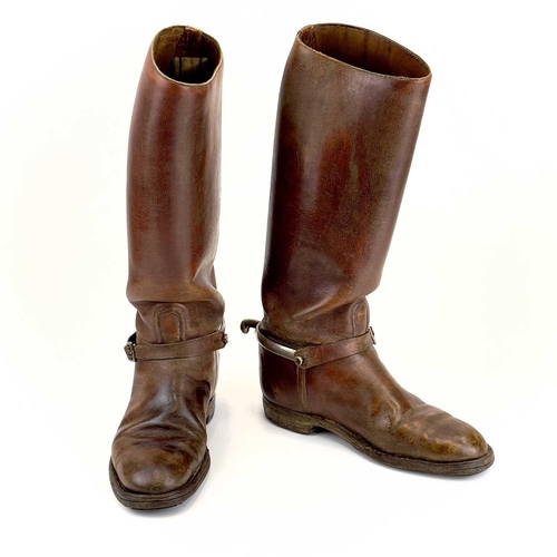 84 - A pair of tan leather Cavalry riding boots with spurs. Outer sole size 28.5cm height 45cm.