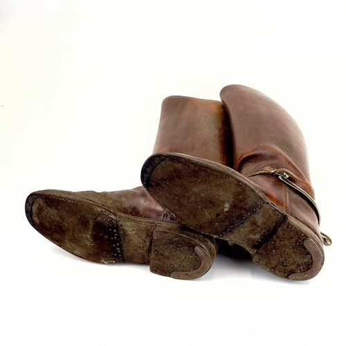 84 - A pair of tan leather Cavalry riding boots with spurs. Outer sole size 28.5cm height 45cm.