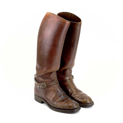 84 - A pair of tan leather Cavalry riding boots with spurs. Outer sole size 28.5cm height 45cm.