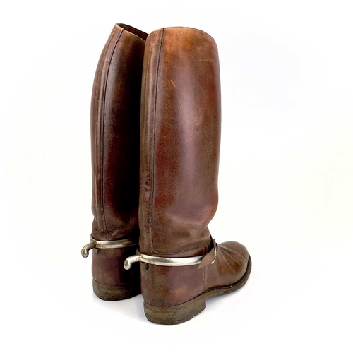 84 - A pair of tan leather Cavalry riding boots with spurs. Outer sole size 28.5cm height 45cm.