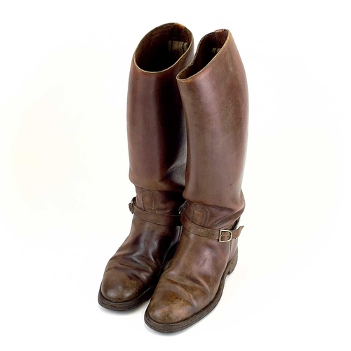 84 - A pair of tan leather Cavalry riding boots with spurs. Outer sole size 28.5cm height 45cm.