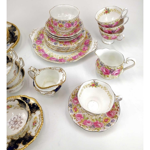 870 - Coalport porcelain batwing pattern part tea service. Comprising: milk jug, sugar bowl, two salad pla... 