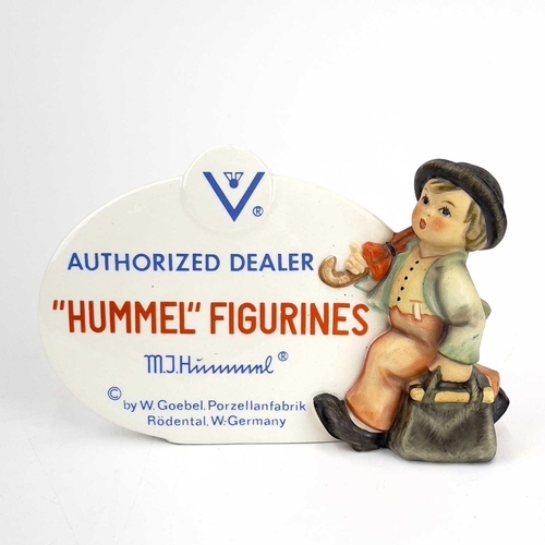 901 - A collection of ten Hummel porcelain figures. Including Camera Ready, Dearly Beloved, Umbrella Girl,... 