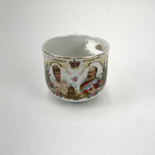 908 - An Early 20th century large loving cup commemorating the coronation of Edward VII. Height 15cm, toge... 