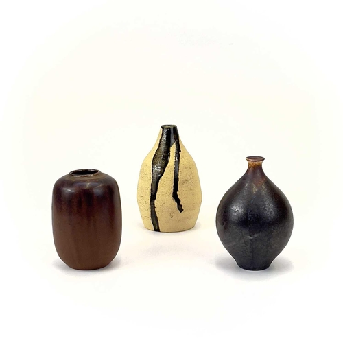 935 - A collection of studio ceramics. Including an Anthony Morris jug and vessel, an Anne Hogg porcelain ... 