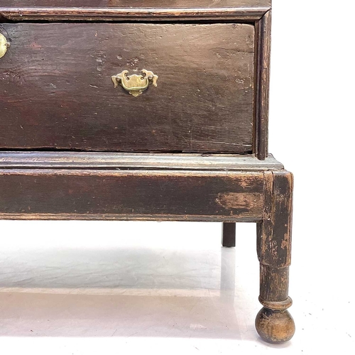 22 - An early George III boarded elm mule chest. With a rising lid above a single long drawer and raised ... 