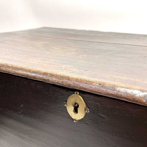 22 - An early George III boarded elm mule chest. With a rising lid above a single long drawer and raised ... 