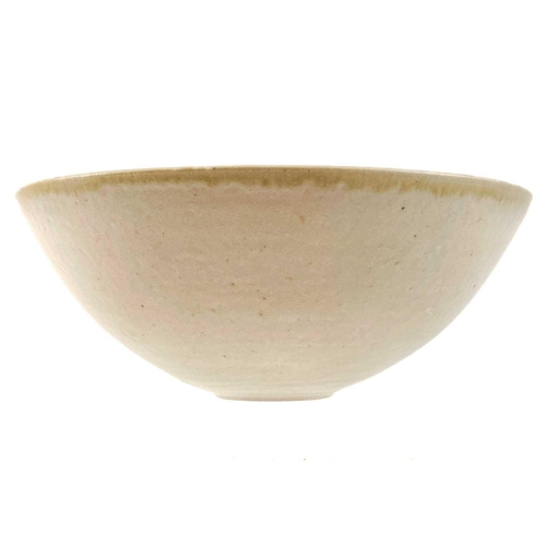 490 - Peter WILLS (1955) Bowl Porcelain, impressed seal, 16cm.