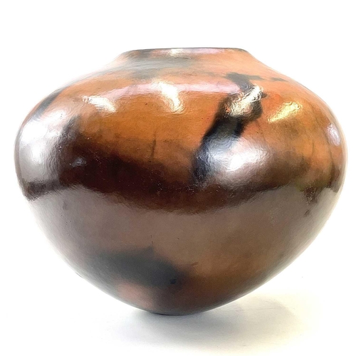 514 - Gabriele KOCH (1948) Large Vessel  Burnished and smoke-fired ceramic vessel Signed to base Height 35... 