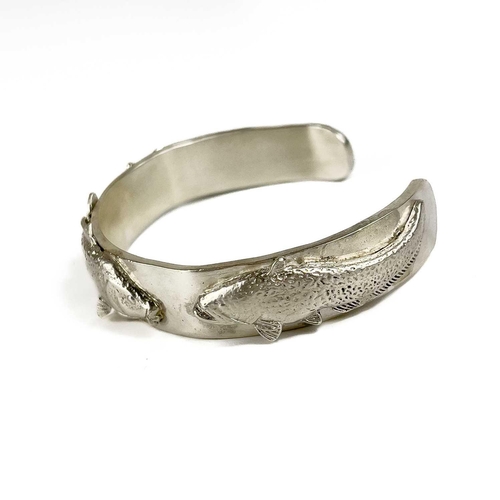 590 - James SUDDABY A contemporary .999 fine silver 'Three Fish' bangle Birmingham hallmark, 83.3g.Good co... 