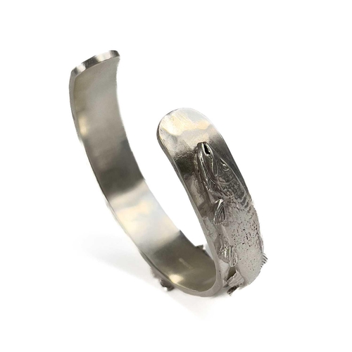 590 - James SUDDABY A contemporary .999 fine silver 'Three Fish' bangle Birmingham hallmark, 83.3g.Good co... 