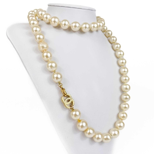 124 - A Chanel faux pearl necklace. With gold plated CC clasp, stamped 'CHANEL MADE IN FRANCE 05 P', lengt... 