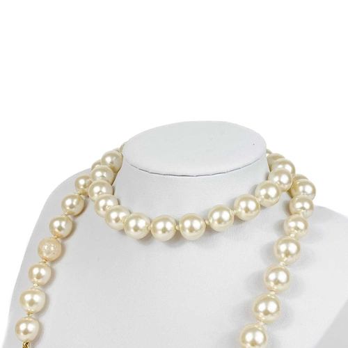 124 - A Chanel faux pearl necklace. With gold plated CC clasp, stamped 'CHANEL MADE IN FRANCE 05 P', lengt... 