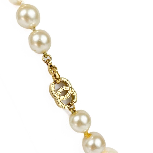 124 - A Chanel faux pearl necklace. With gold plated CC clasp, stamped 'CHANEL MADE IN FRANCE 05 P', lengt... 