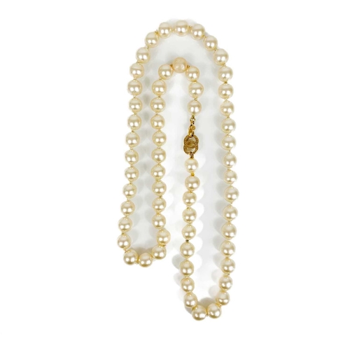 124 - A Chanel faux pearl necklace. With gold plated CC clasp, stamped 'CHANEL MADE IN FRANCE 05 P', lengt... 