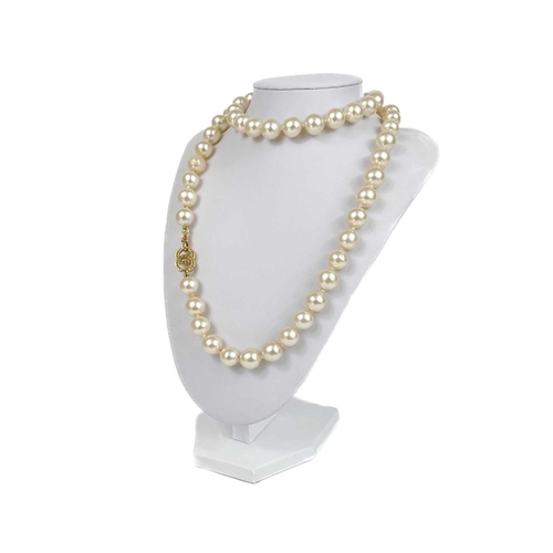 124 - A Chanel faux pearl necklace. With gold plated CC clasp, stamped 'CHANEL MADE IN FRANCE 05 P', lengt... 