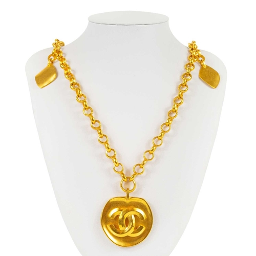 140 - A Chanel gold tone medallion pendant necklace. The CC cast pendant with matte finish, the necklace w... 