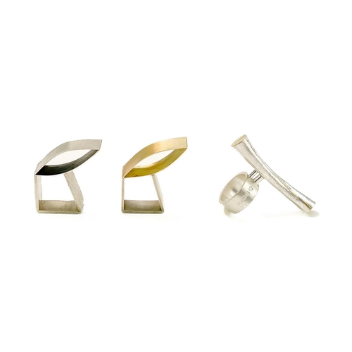 173 - Jennie HANCOX Three sculptural rings  Two silver leaf design rings, one with a solid 9ct gold leaf (... 