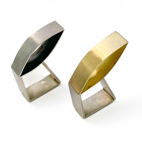 173 - Jennie HANCOX Three sculptural rings  Two silver leaf design rings, one with a solid 9ct gold leaf (... 