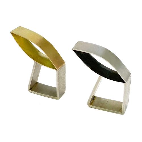 173 - Jennie HANCOX Three sculptural rings  Two silver leaf design rings, one with a solid 9ct gold leaf (... 