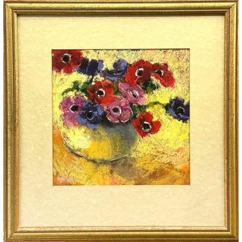 375 - Lynn GOLDEN (1958) Still Life of Flowers Pastel on paper, signed, 29 x 29cm.